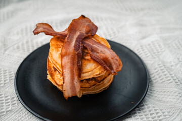 Easy breakfast: pancakes and bacon