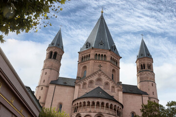 Fototapeta na wymiar Cathedral of the City of Mainz Germany. Rhineland Palatinate. Church