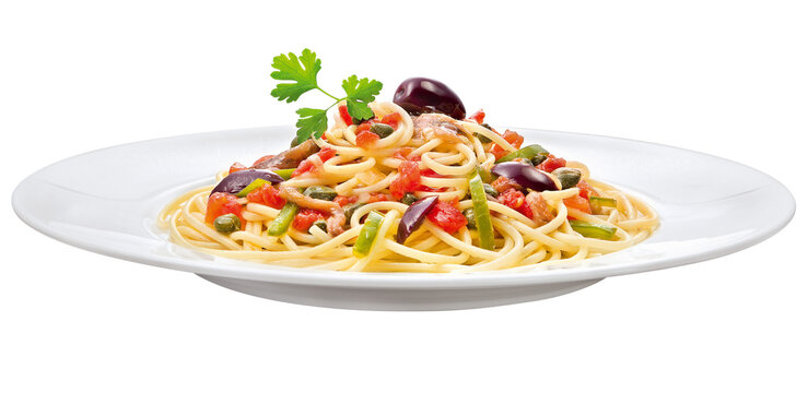 prato com espaguete ao molho puttanesca isolado em fundo transparente - pasta com molho de tomates, azeitona, anchova, sardinha, alcaparra e azeite
