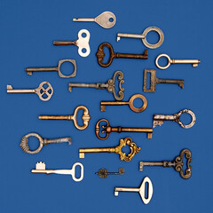 Obraz premium Top view photo of keys. Decorative, vintage, antique keys for clocks and caskets and doors with unique shapes and designs.