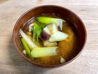 なすとねぎの味噌汁
