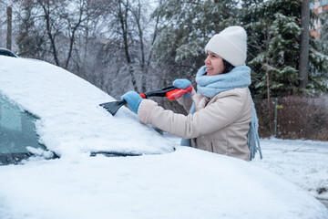 Fototapeta na wymiar woman clean car out of snow