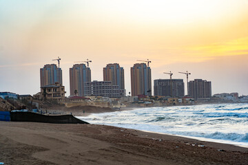 vue sur Building chantier en Algerie plage de sable agitée 