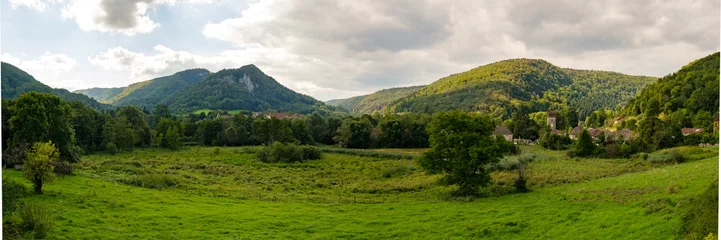 Foto op Plexiglas Panoramique sur une vallée verdoyante © MARC MEINAU