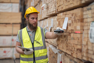 Warehouse staff verify wooded pallets items using handheld device, ensuring precise shipment. - obrazy, fototapety, plakaty