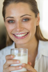 Junge Frau mit Milchglas, Portrait Nahaufnahme