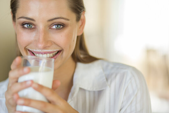 Junge Frau mit Milchglas, Portrait Nahaufnahme