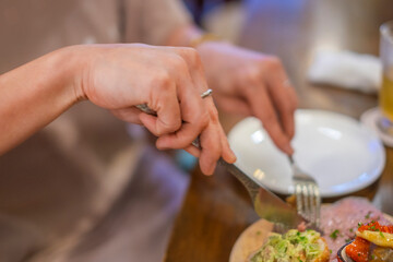 食事シーン_ナイフとフォークを持つ手