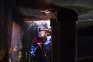 Welding male worker metal arc is part in machinery tank nozzle pipeline construction tank oil...