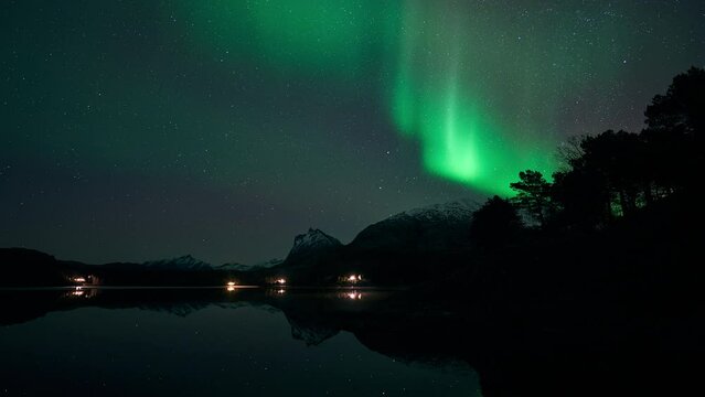 Aurora dancing elegantly above Heggmotinden.
