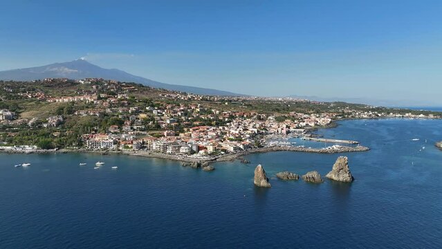 La costa della Sicilia, Italia. Aci Trezza vista dal mare con gli scogli dei Ciclopi.
Ripresa aerea delle località turistiche tra Catania e Taormina.
