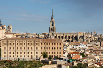 Obraz premium Distant view to the old city of Toledo