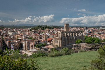 Basílica Santa Maria de la Seu de Manresa. Paisaje de la ciudad capital del Bages, Cataluña.