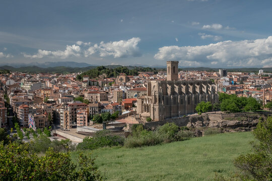 Bas&iacute;lica Santa Maria de la Seu de Manresa. Paisaje de la ciudad capital del Bages, Catalu&ntilde;a.