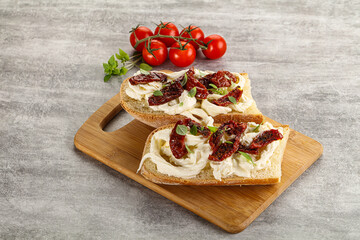 Bruschetta with strachatella and dry tomato