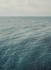 Fototapeta premium immagine vista dall'alto di distesa marina con cielo all'orizzonte