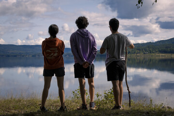 Grupo de amigos frente al lago 