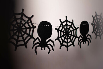 Girlanda z pająkiem i pajęczyną z okazji Halloween | Garland with a spider and cobweb for Halloween - obrazy, fototapety, plakaty