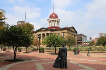 Springfield, Illinois, USA; September 24 2023: Statue of Abraham Lincoln and his wife in front of the Old State Capitol building from year 1839 to 1876. - obrazy, fototapety, plakaty