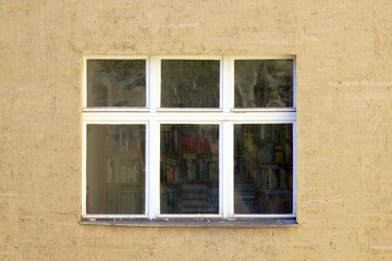 Fototapeta na wymiar Aussenfenster in Hauswand