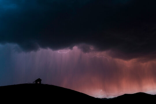 cabana no alto da montanha da Mantiqueira, céu dramatico de tempestade de raios ao fundo