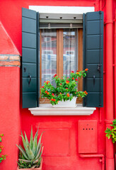 Fototapeta na wymiar red house with flower box, Italy