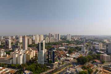 Foto aérea do bairro de Cambuí em Campinas, maior cidade no interior de São Paulo, Brasil