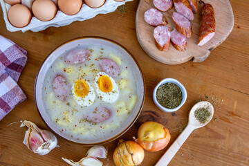 Tradycyjna polska zupa nazywana zalewajką z jajkiem i kiełbasą i ziemniakami © Monika