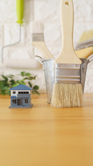 DIY・リフォーム・塗装業者　イメージ 　模型の家と木目テーブル