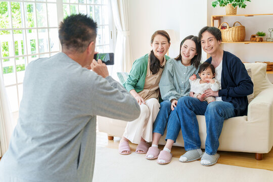 家族写真を撮影をする三世代の家族