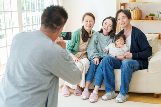 家族写真を撮影をする三世代の家族