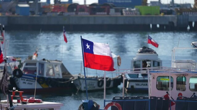 Bandera Chilena con puerto  Valparaiso de fondo.