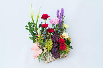 Obraz premium Gifts made from flowers in a vase or basket.