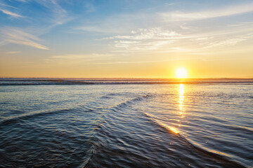 Obraz premium Atlantic ocean sunset with surging waves at Fonte da Telha beach, Costa da Caparica, Portugal