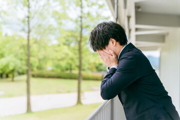 ストレス・ミス・悩む・トラブル・困る・落ち込む若いアジア人ビジネスマン
