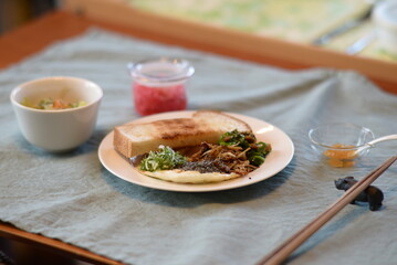 I have toast for breakfast and go to work.