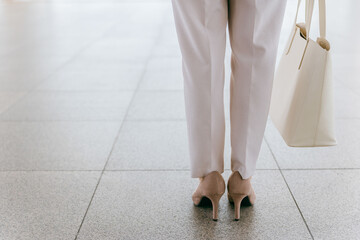 パンプス・ハイヒールを履いて歩く女性・ビジネスウーマンの後ろ姿（通勤・出勤・進む・進歩・チャレンジ）
