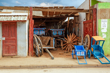 Fabrique de charrettes en bois à Madagascar