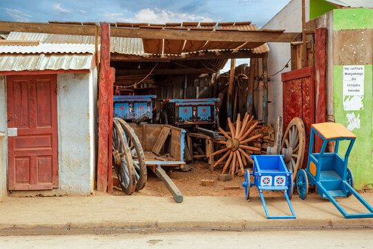 Fabrique de charrettes en bois &agrave; Madagascar