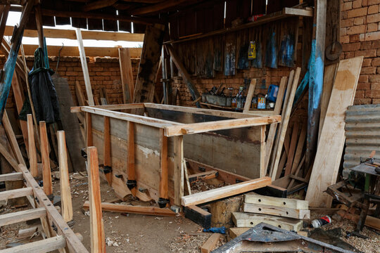 Fabrique de charrettes en bois &agrave; Madagascar