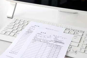 Fotobehang キーボードの上に置かれた請求書—電子帳簿保存法イメージ © takasu