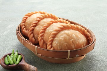 Jalangkote  is a South Sulawesi fried dumpling from Indonesian cuisine, stuffed with rice vermicelli, vegetables, potatoes and eggs. Spicy, sweet and sour sauce will be dipped into prior to be eaten. 