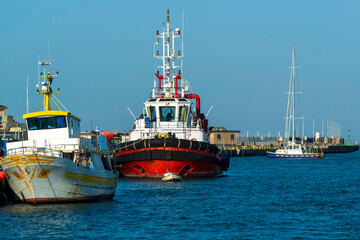 Remorqueur amarré dans un port de pêche au petit matin