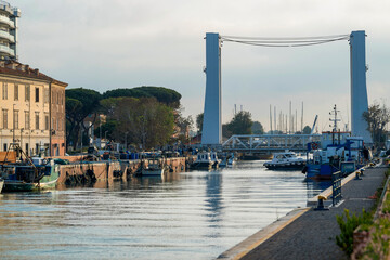 Pont dans un port de pêche au petit matin