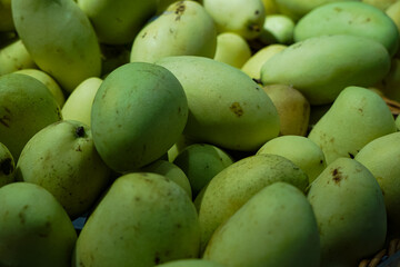 A bunch of mangoes in a fruit stall