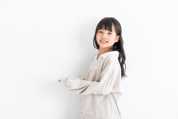 笑顔で振り返る女の子　elementary school girl - obrazy, fototapety, plakaty