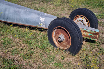 Fototapeta premium Gros plan sur l'avant d'un vieux dragster
