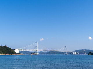 大鳴門橋と鳴門海峡。四国側、徳島県鳴門市(千鳥ヶ浜海岸付近)より。
