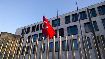 T&uuml;rkische Fahne vor t&uuml;rkischer Botschaft, Berlin, authentisches Foto