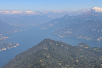 Fototapeta na wymiar Lario Panorama vom Monte San Primo; Blick über die Gabelung des Comer See's nach Norden
